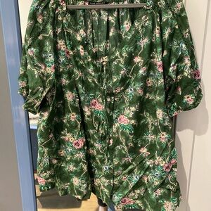 Women’s 22-24 top, drawstring in front, and embellished on the sleeves